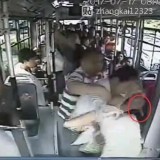 詳細(xì)經(jīng)過曝光把垃圾桶套司機(jī)頭上這太瘋狂了