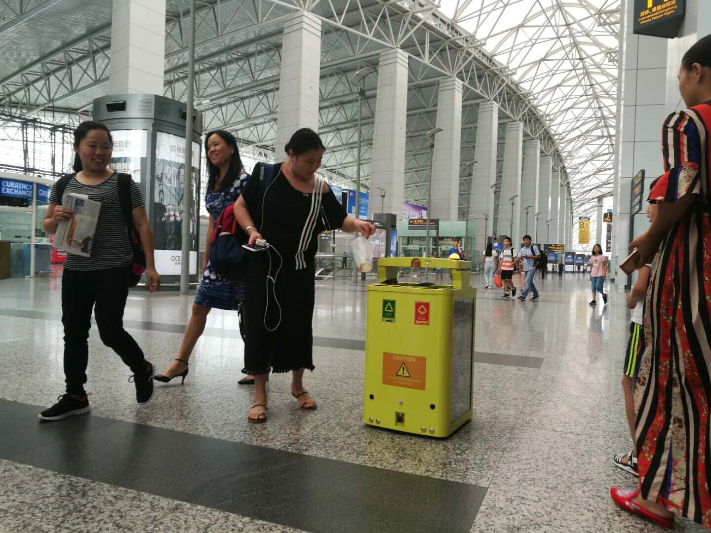 廣州白云機(jī)場的移動感應(yīng)式垃圾桶